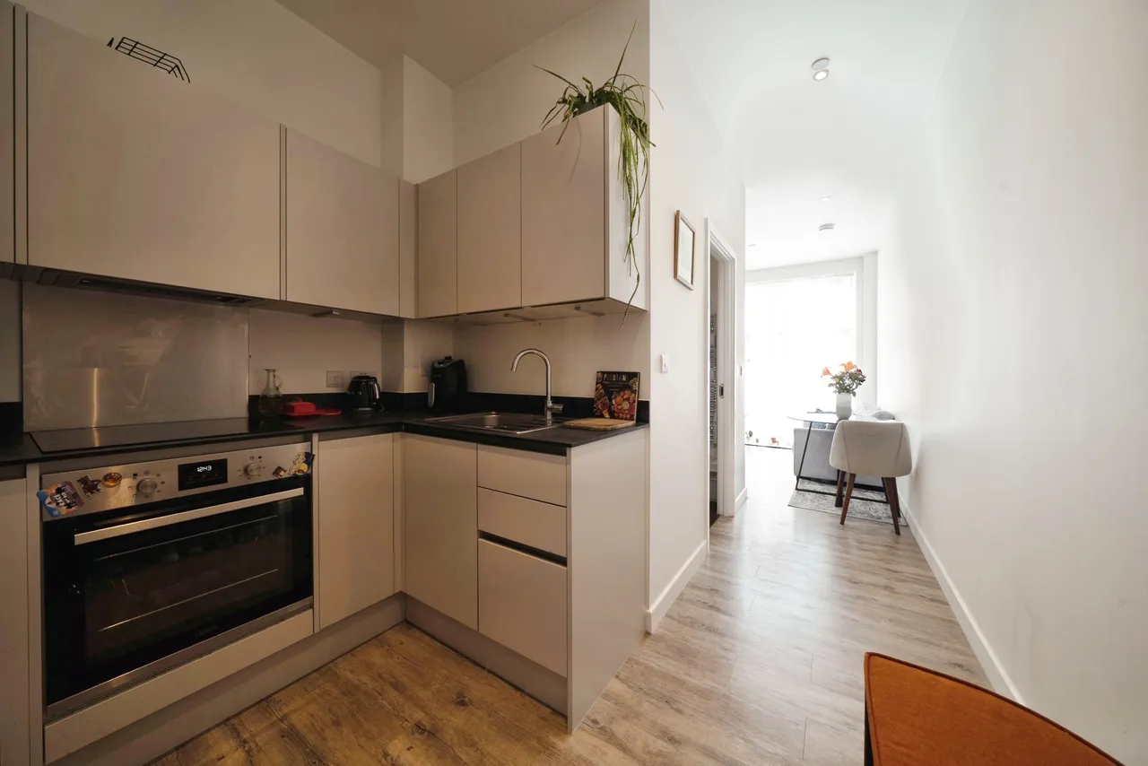 London Road, Staines-Upon-Thames, TW18, photo 5