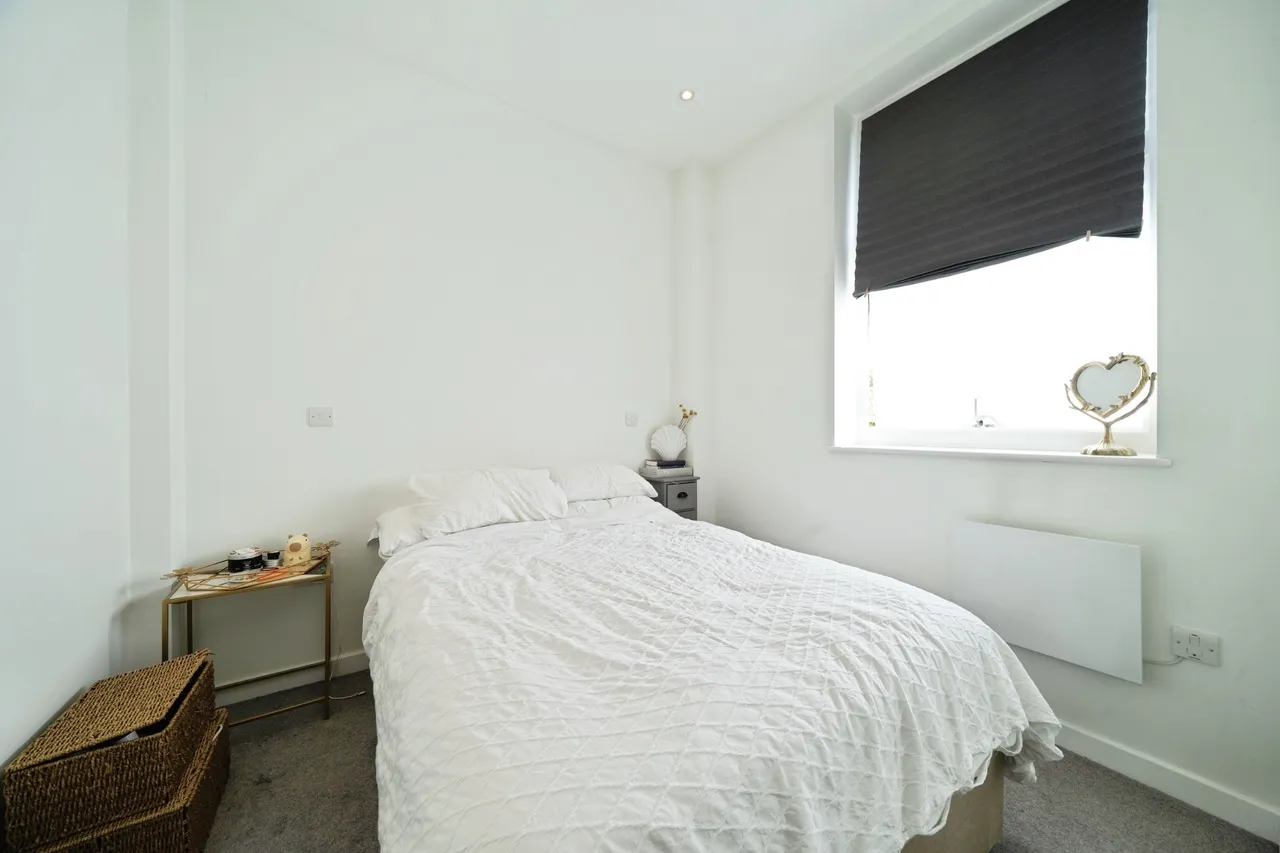 London Road, Staines-Upon-Thames, TW18, photo 17
