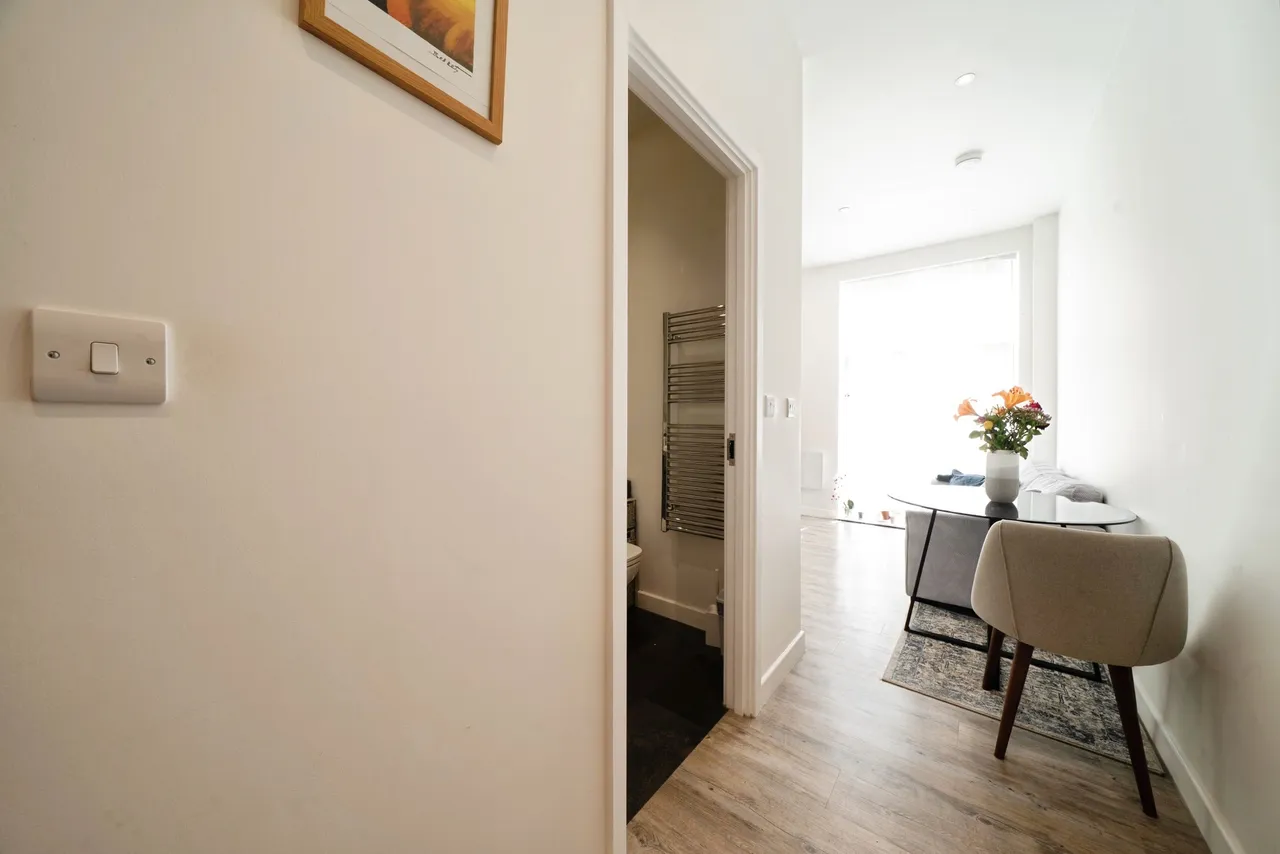 London Road, Staines-Upon-Thames, TW18, photo 13