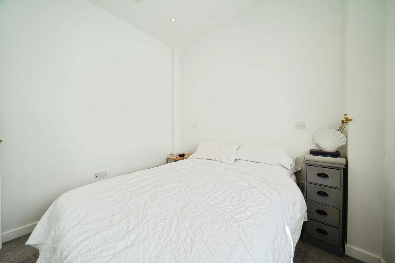 London Road, Staines-Upon-Thames, TW18, photo 14