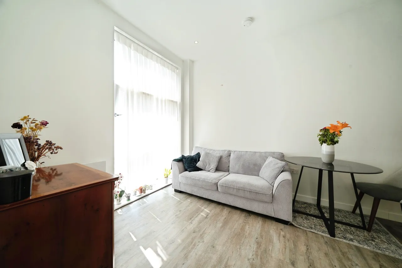 London Road, Staines-Upon-Thames, TW18, photo 7