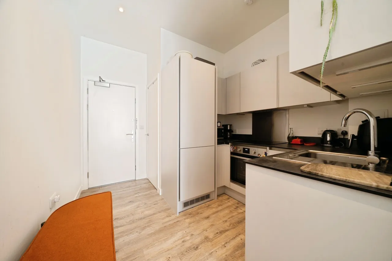 London Road, Staines-Upon-Thames, TW18, photo 3