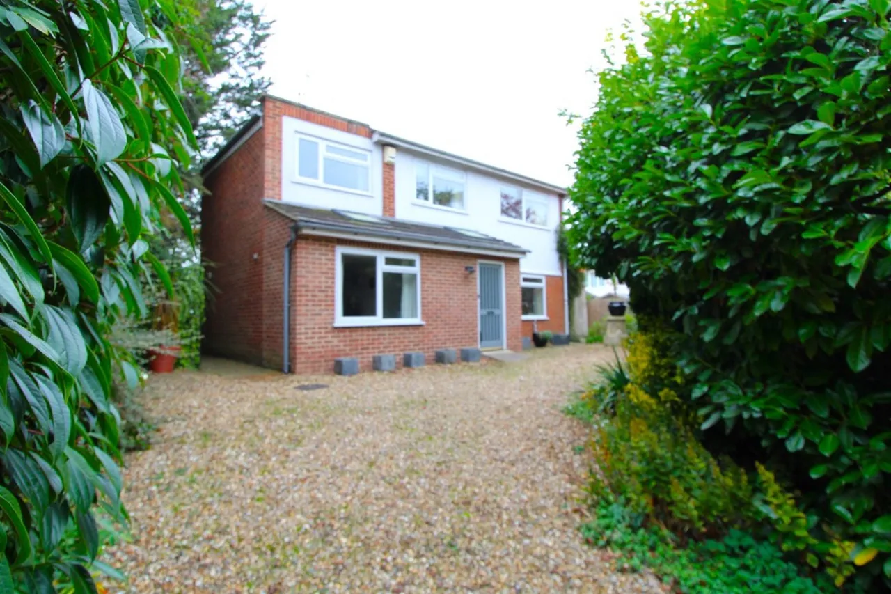 5 bed house for sale, Exeforde Avenue, Ashford, TW15