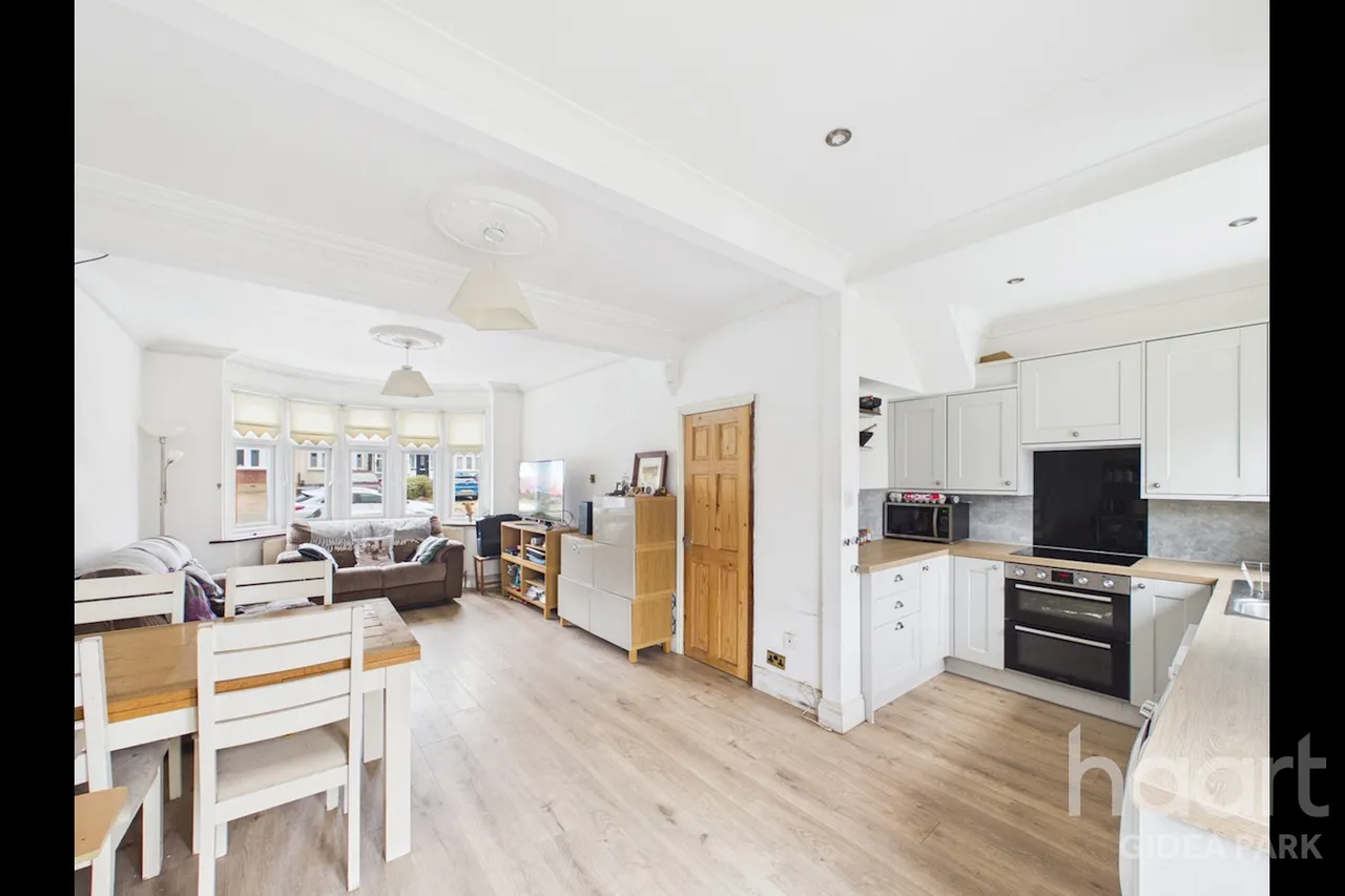3 bed house for sale, Northumberland Avenue, Hornchurch, RM11