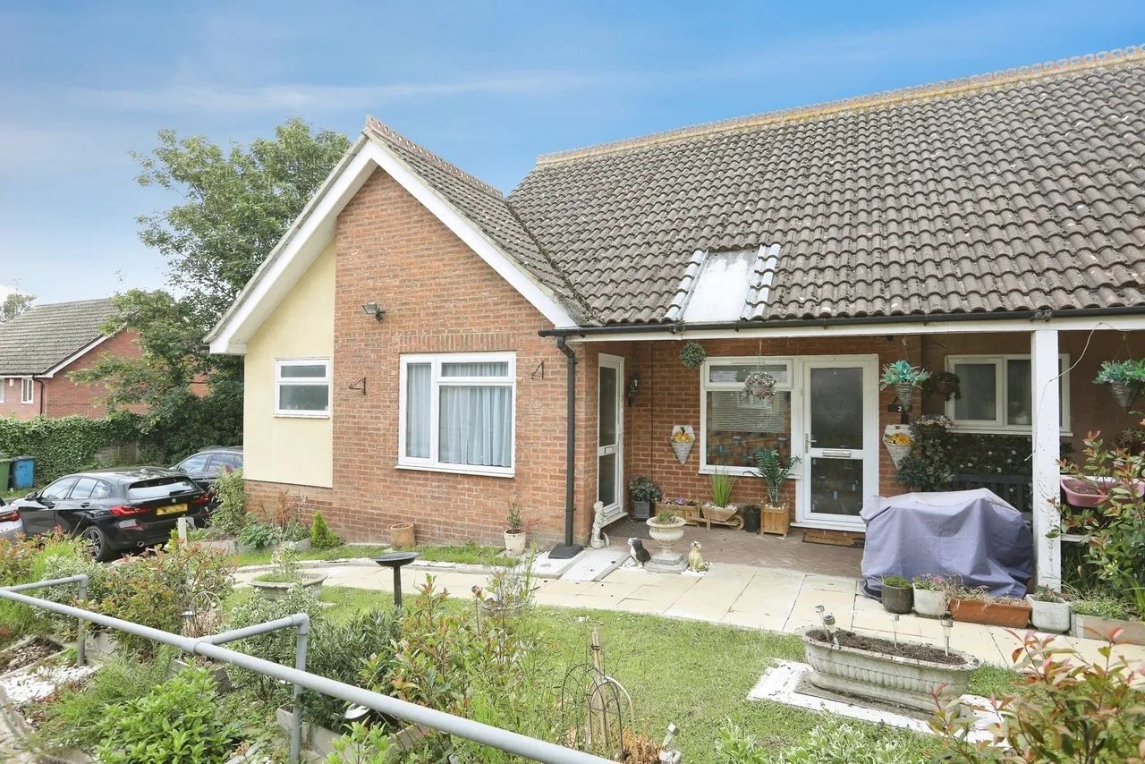 1 bed house for sale — Walnut Tree Drive, Sittingbourne, ME10