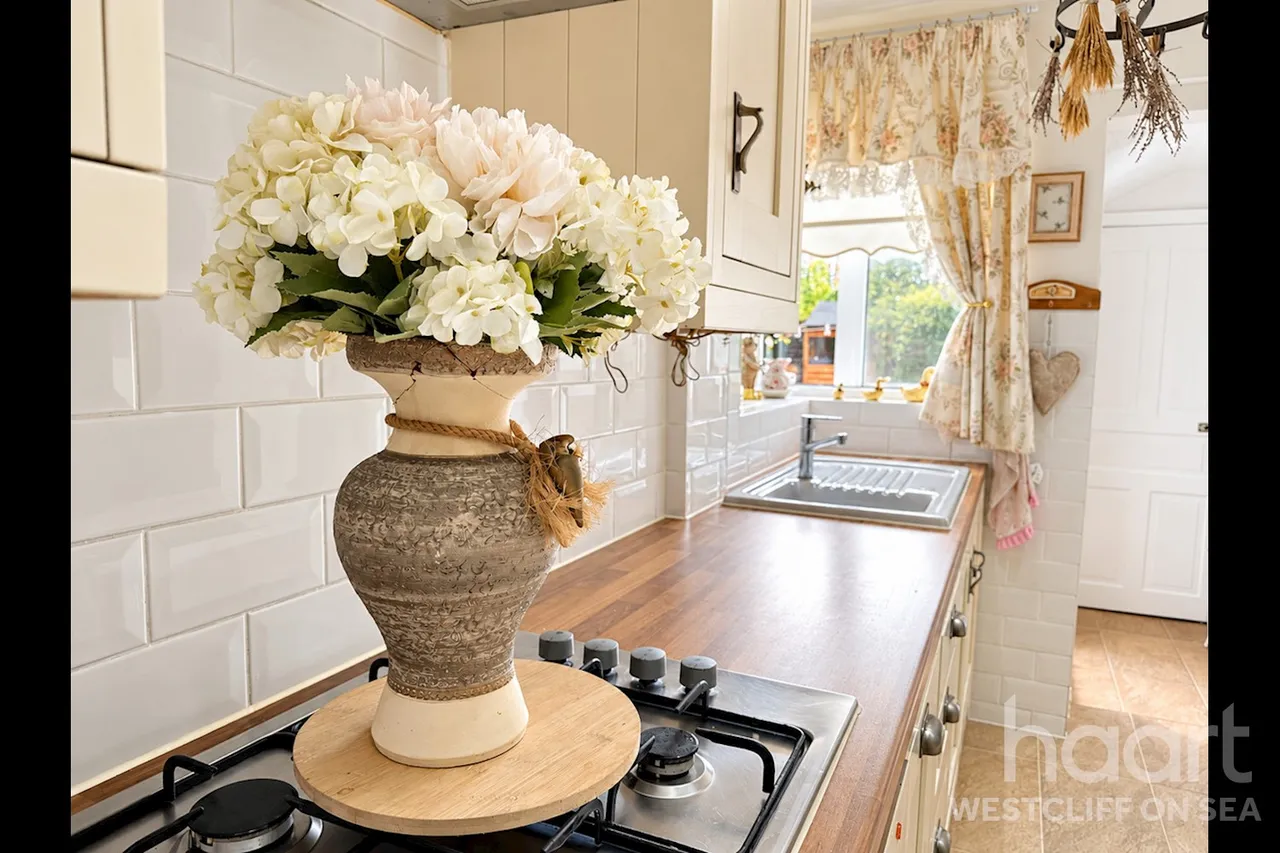 Ramuz Drive, Westcliff-On-Sea, SS0, photo 10