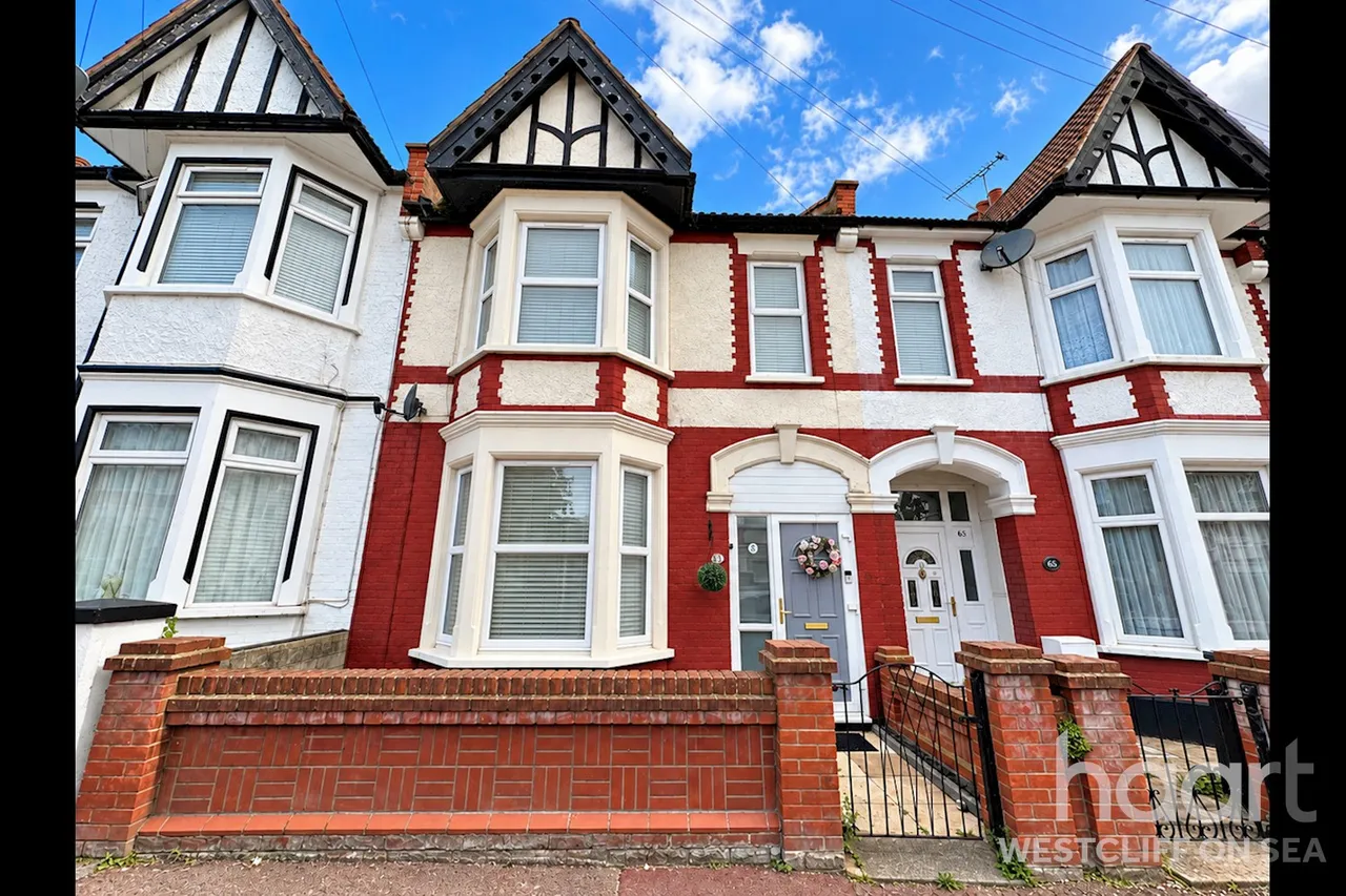 3 bed house for sale, Ramuz Drive, Westcliff-On-Sea, SS0
