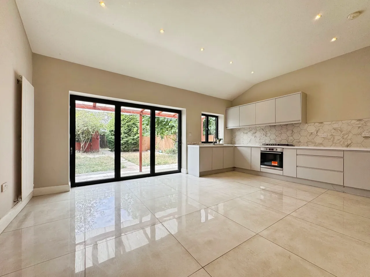 Fairfield Crescent, Edgware, HA8, photo 2