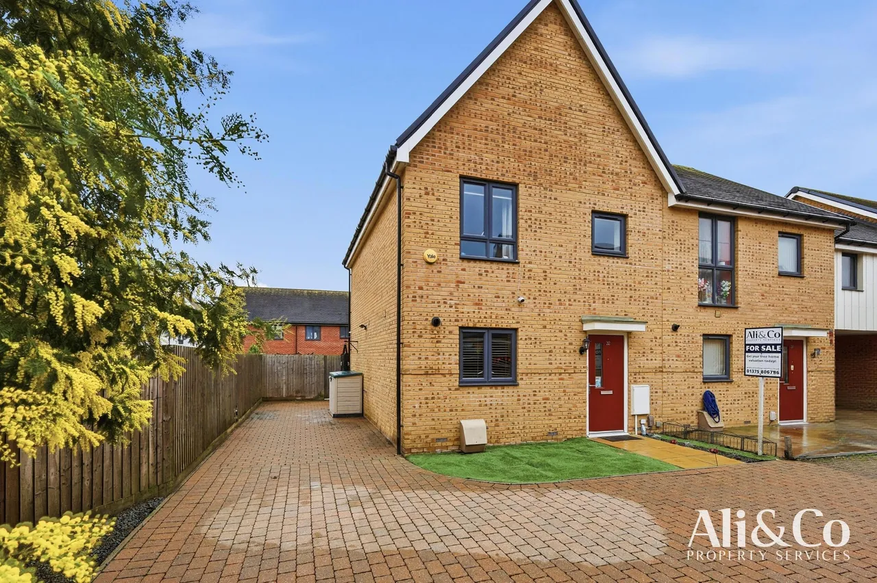 3 bed house for sale — Culverin Avenue, Grays, Essex, RM16 2BF