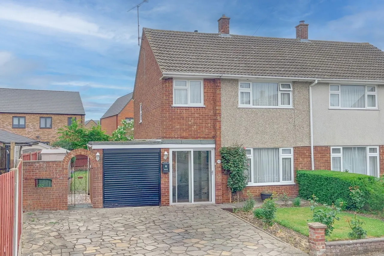 3 bed house for sale, Yew Street, Houghton Regis, LU5