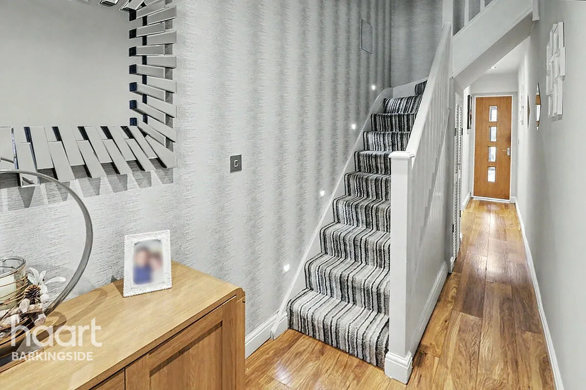 Wensleydale Avenue, Clayhall, IG5, photo 3