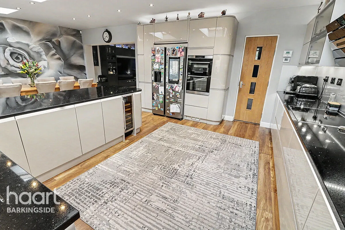 Wensleydale Avenue, Clayhall, IG5, photo 12