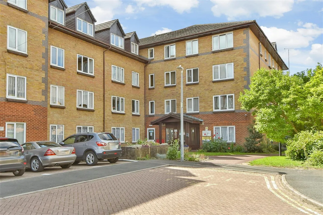 2 bed flat for sale, Barkers Court, Sittingbourne, ME10