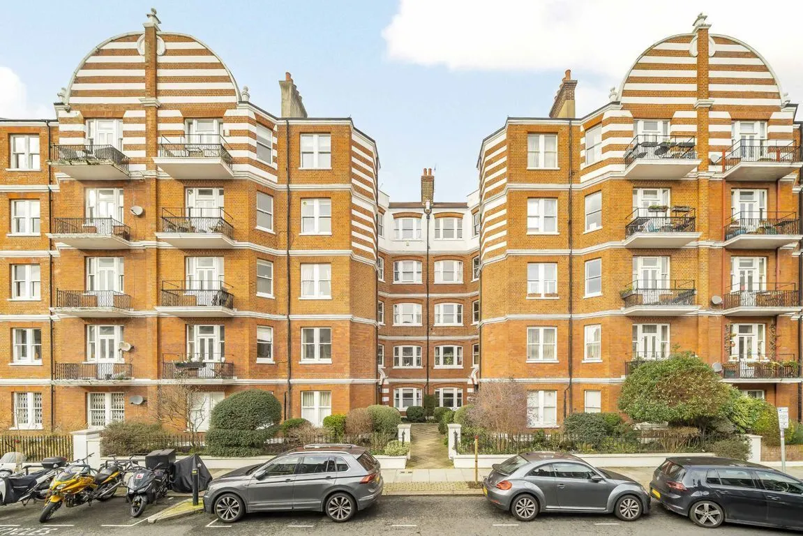 2 bed flat for sale, Lurline Gardens, SW11