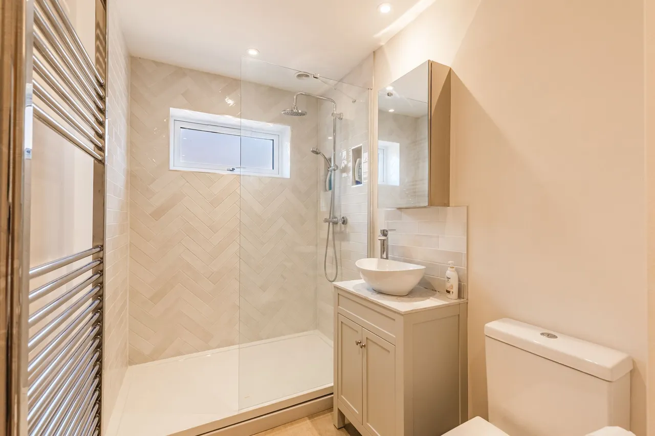 Detached Fully Renovated Bungalow in, photo 9