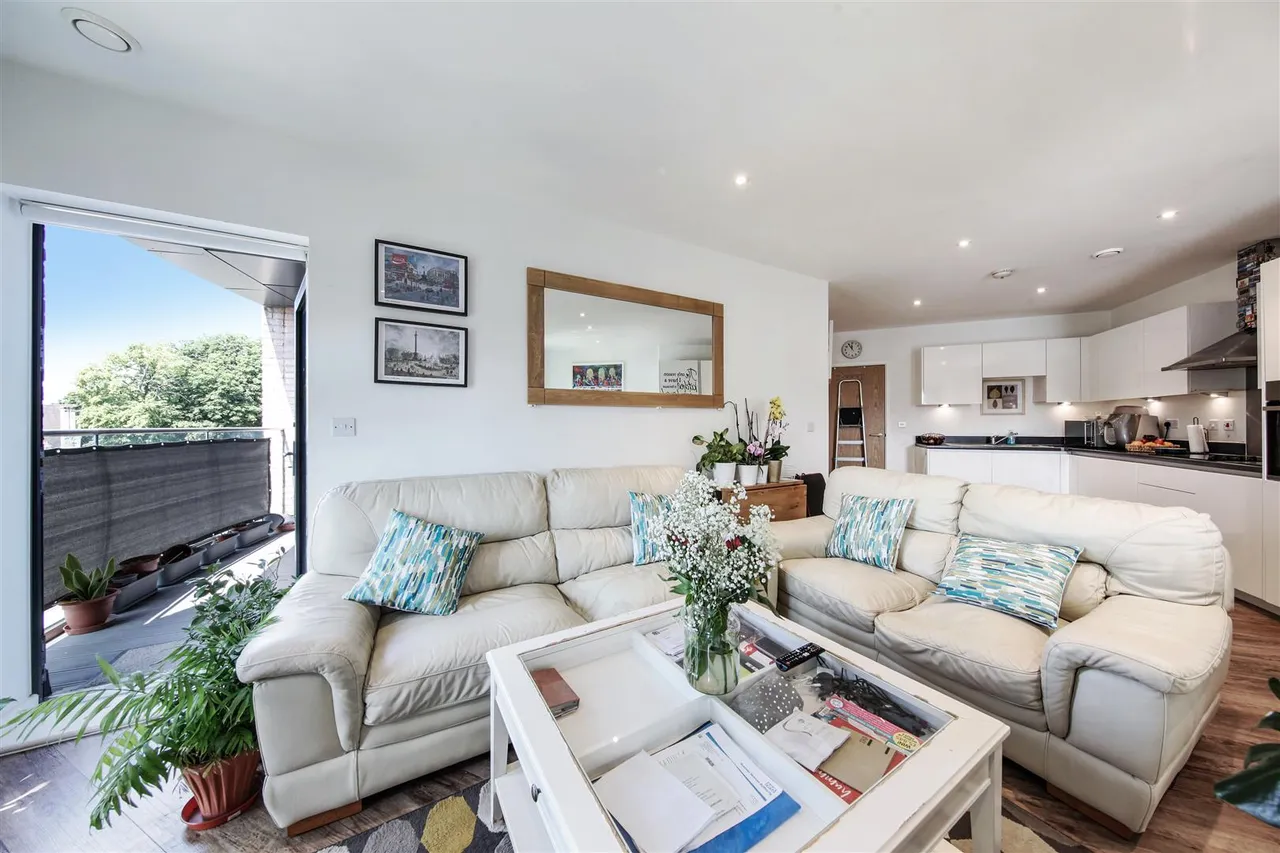 3 bed flat for sale, Neasden Lane, Willesden, NW10