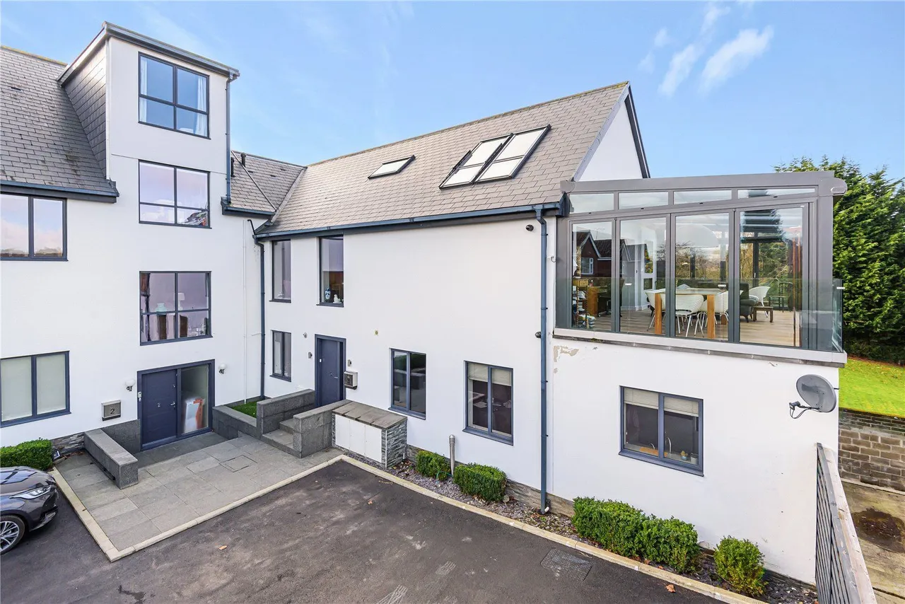Wigton Lane, Alwoodley, LS17, photo 2