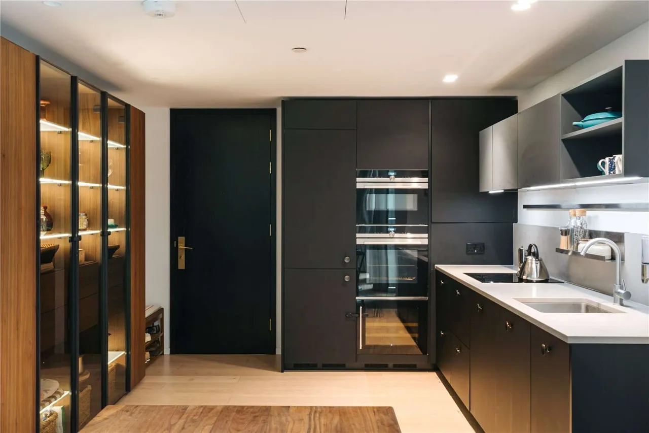 Little Britain, London, EC1A 7BR, photo 3