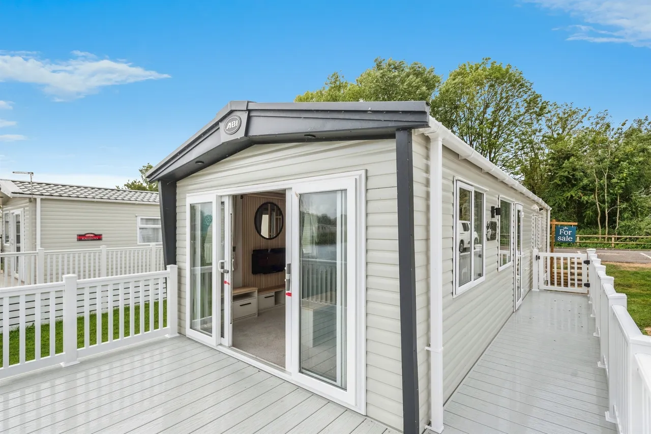 2 bed park home for sale — Broadway Lane, South Cerney, Cirencester
