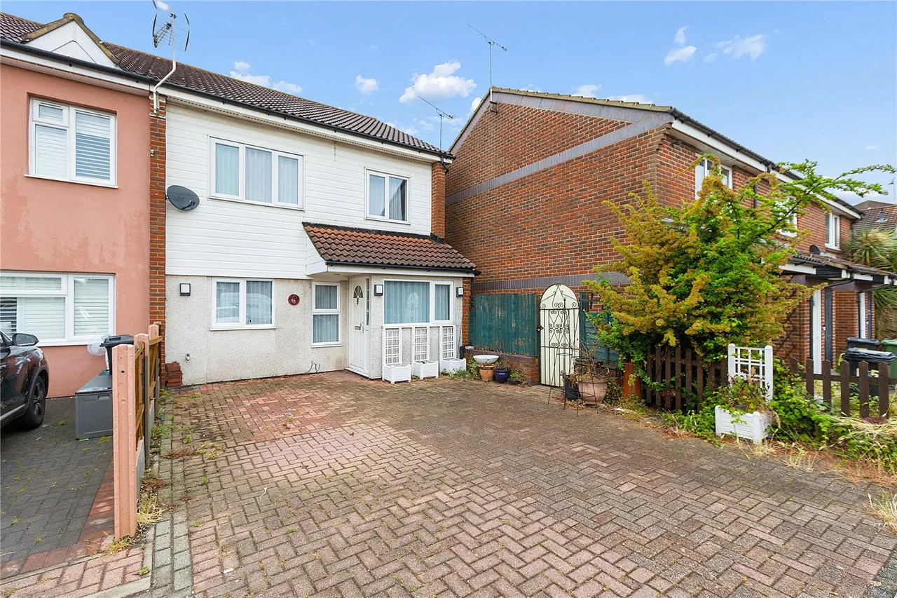 3 bed house for sale — Edinburgh Way, Pitsea, Basildon, Essex, SS13