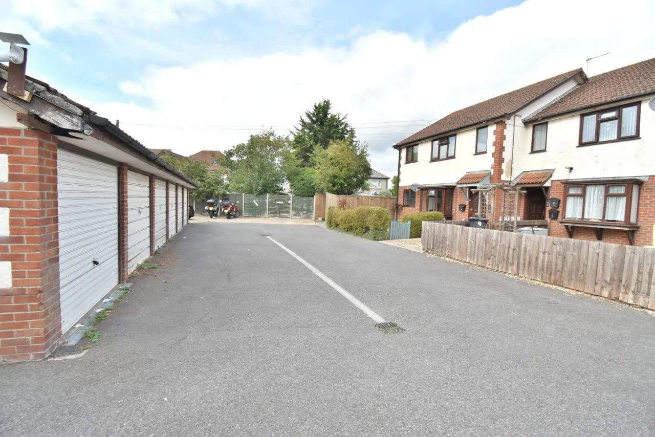 Ryan Gardens, BH11, photo 18
