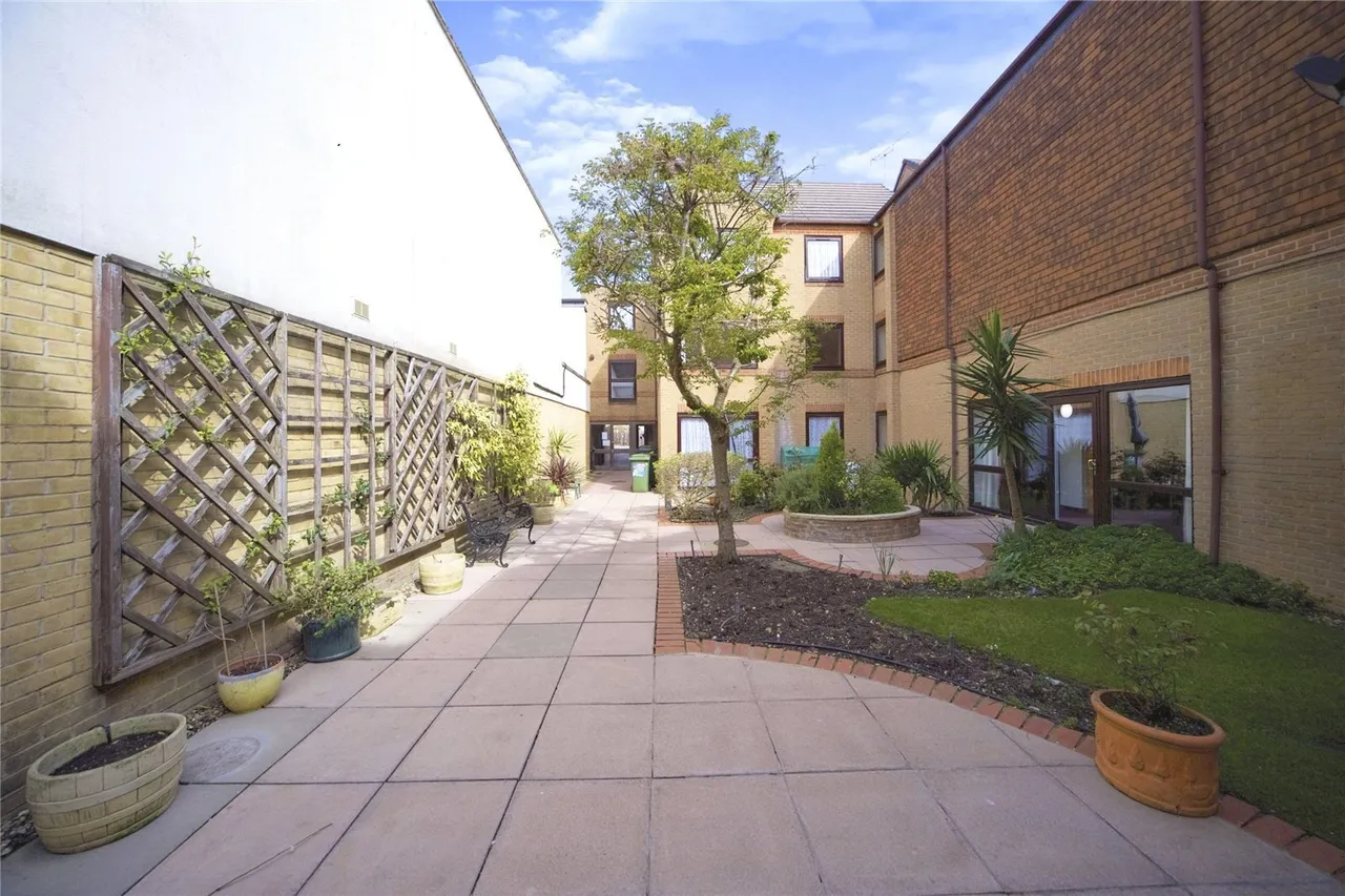Friern Park, London, N12, photo 15