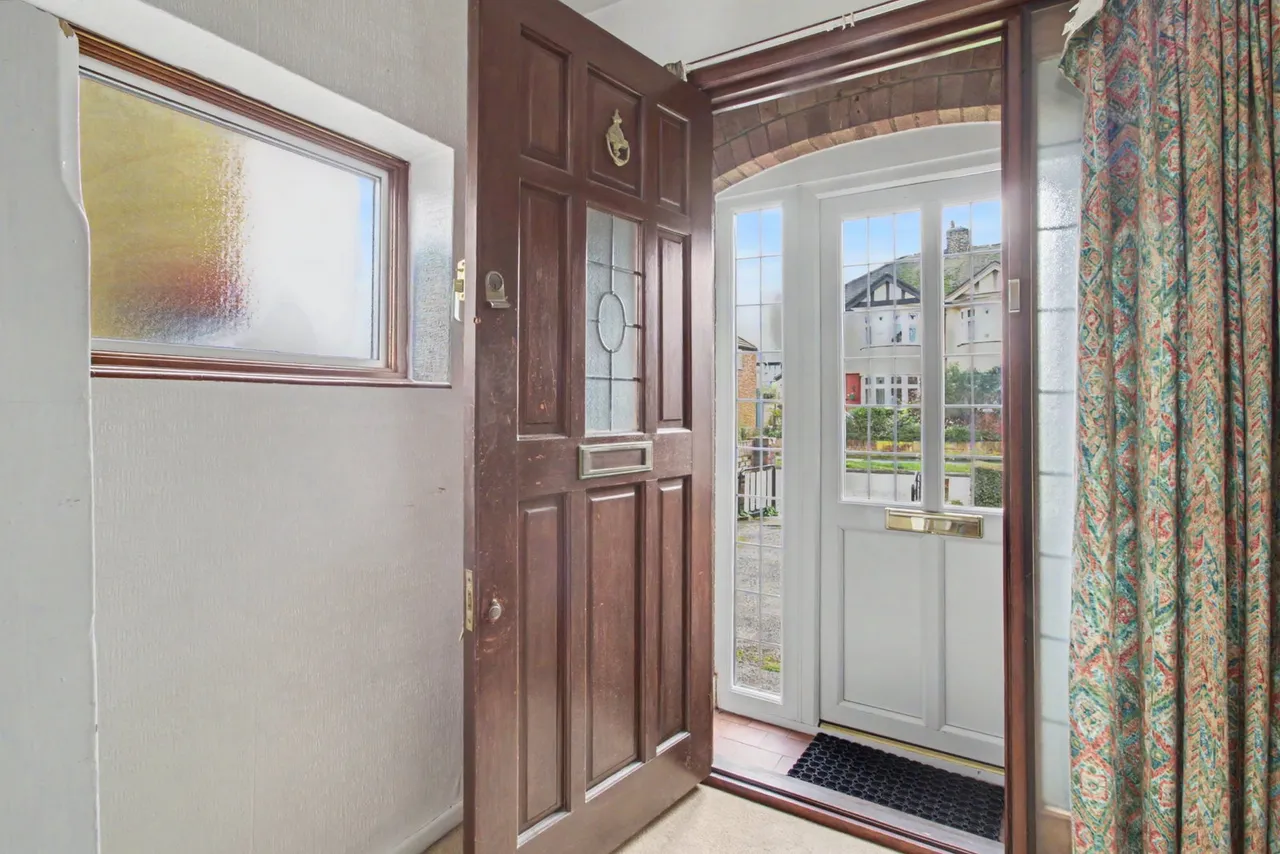 The Drive, Harold Wood, RM3, photo 6