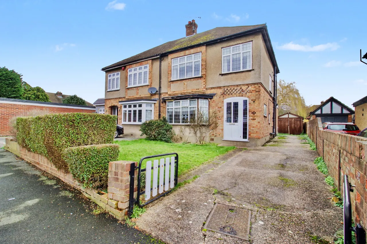 3 bed house for sale, The Drive, Harold Wood, RM3