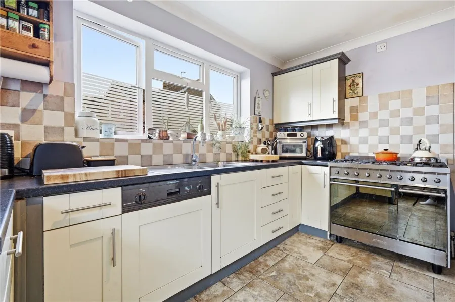 House Under Offer with 3 bedrooms in Saffron Walden, CB11, photo 2