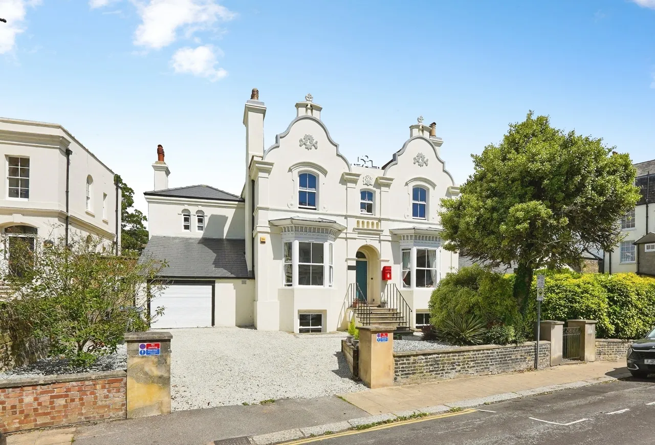 5 bed house for sale — Effingham Crescent, Dover, Kent, CT17