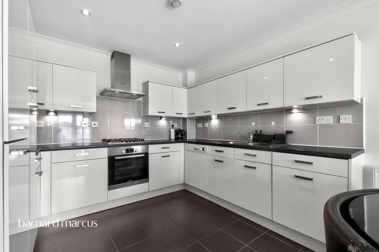 Kingston Road, Epsom, photo 3
