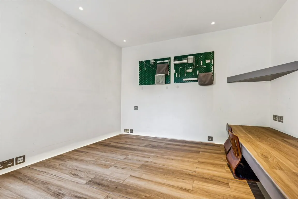 Willcott Road, W3, photo 11