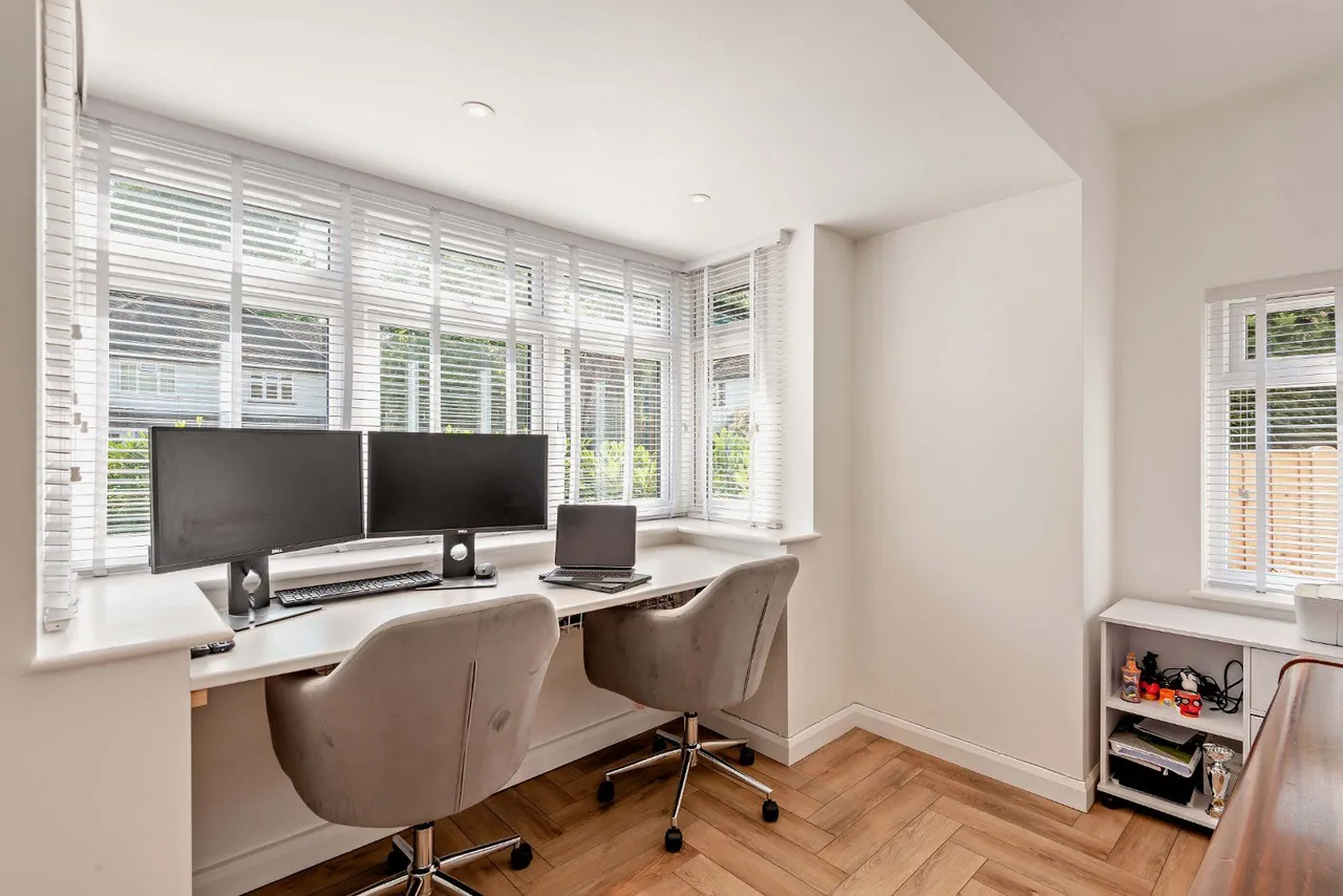 Poplar Avenue, Windlesham, Surrey, GU20 6PW, photo 6