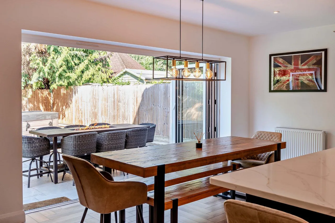 Poplar Avenue, Windlesham, Surrey, GU20 6PW, photo 9