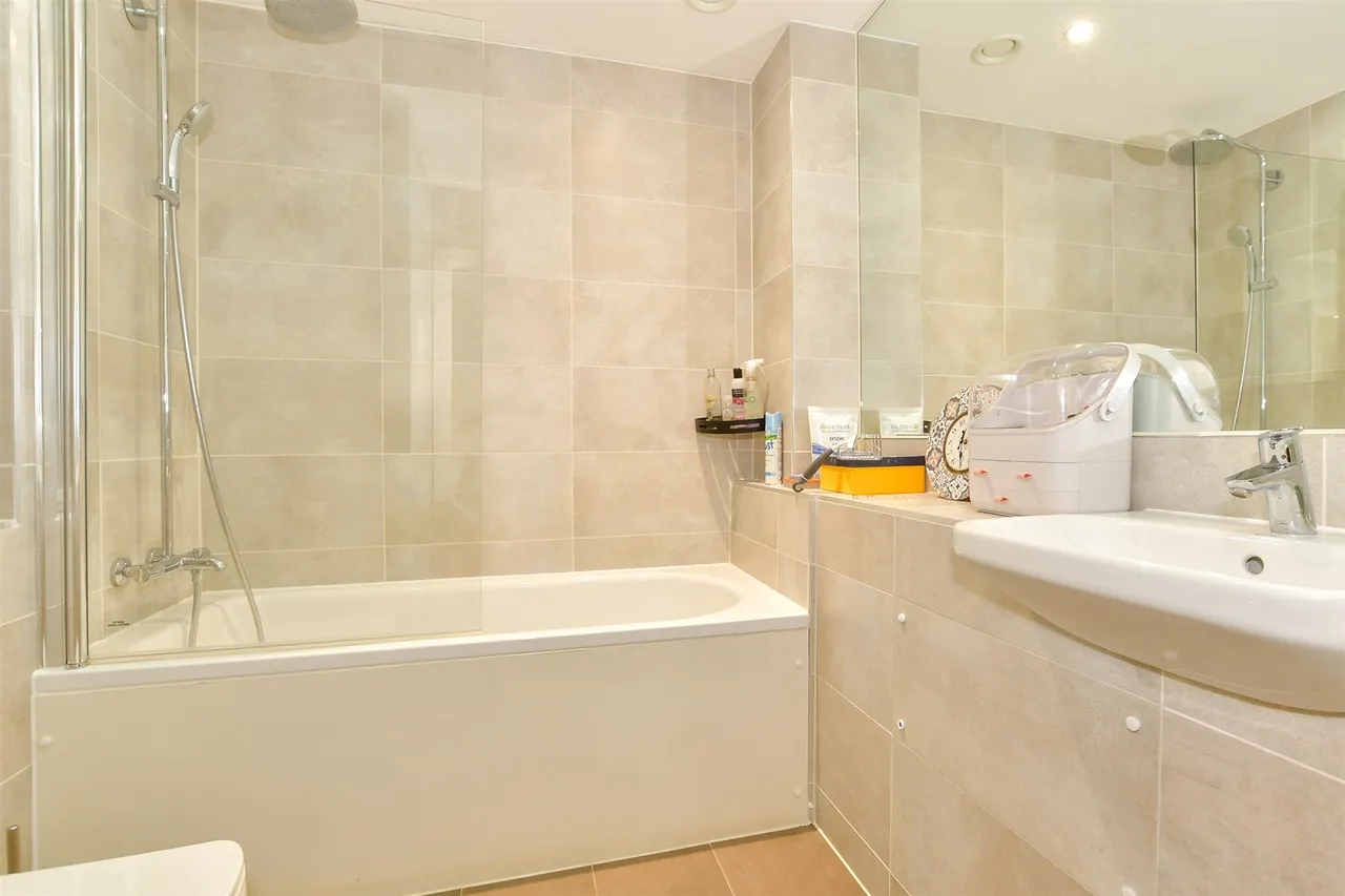 Chart Way, Horsham, RH12, photo 8