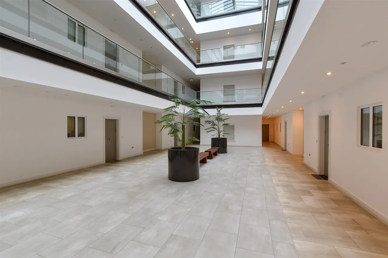 Chart Way, Horsham, RH12, photo 9