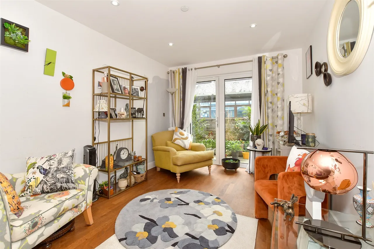 2 bed flat for sale, Chart Way, Horsham, RH12