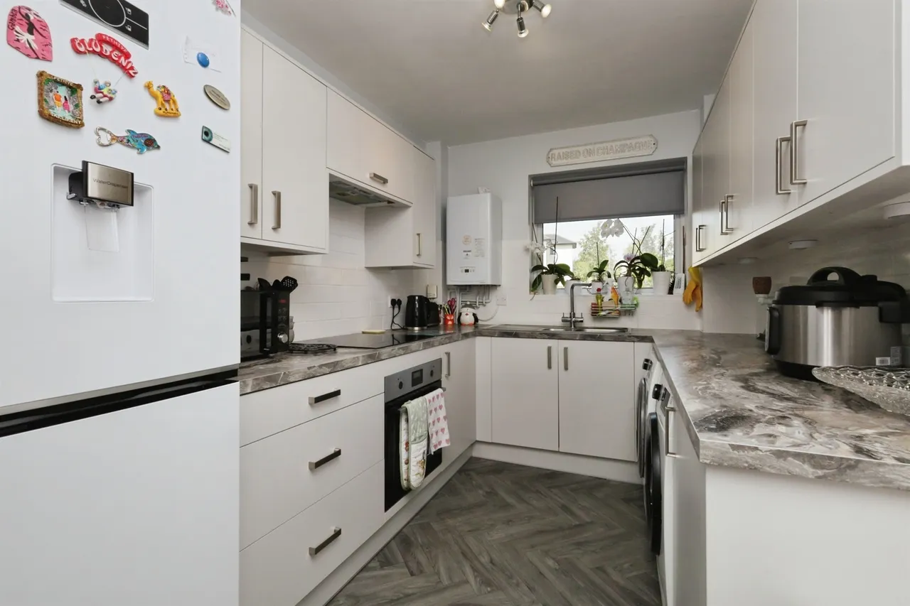 2 bed flat for sale — Arundel Road, Eastbourne