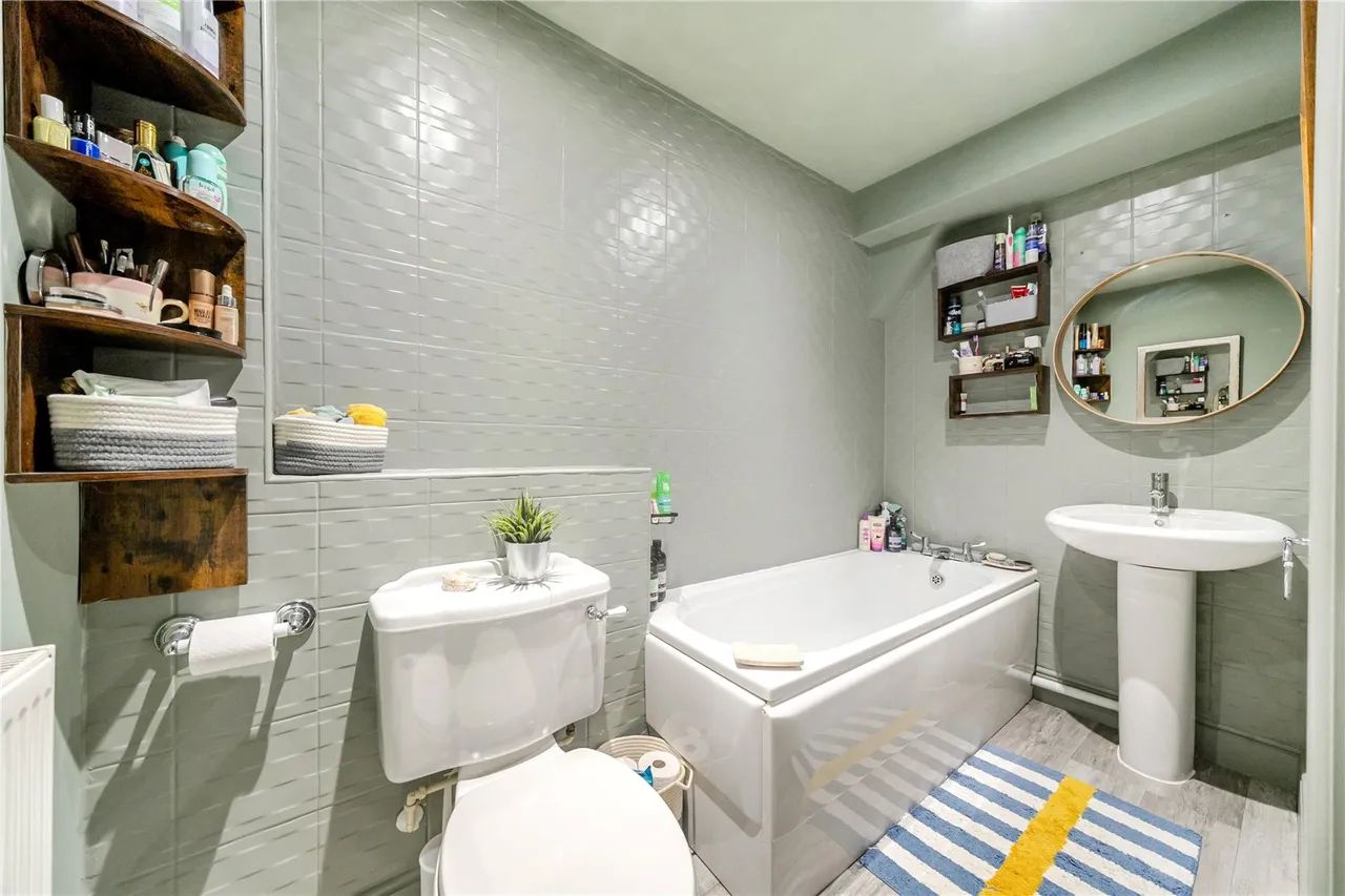 Salisbury Road, Marlborough, SN8, photo 4