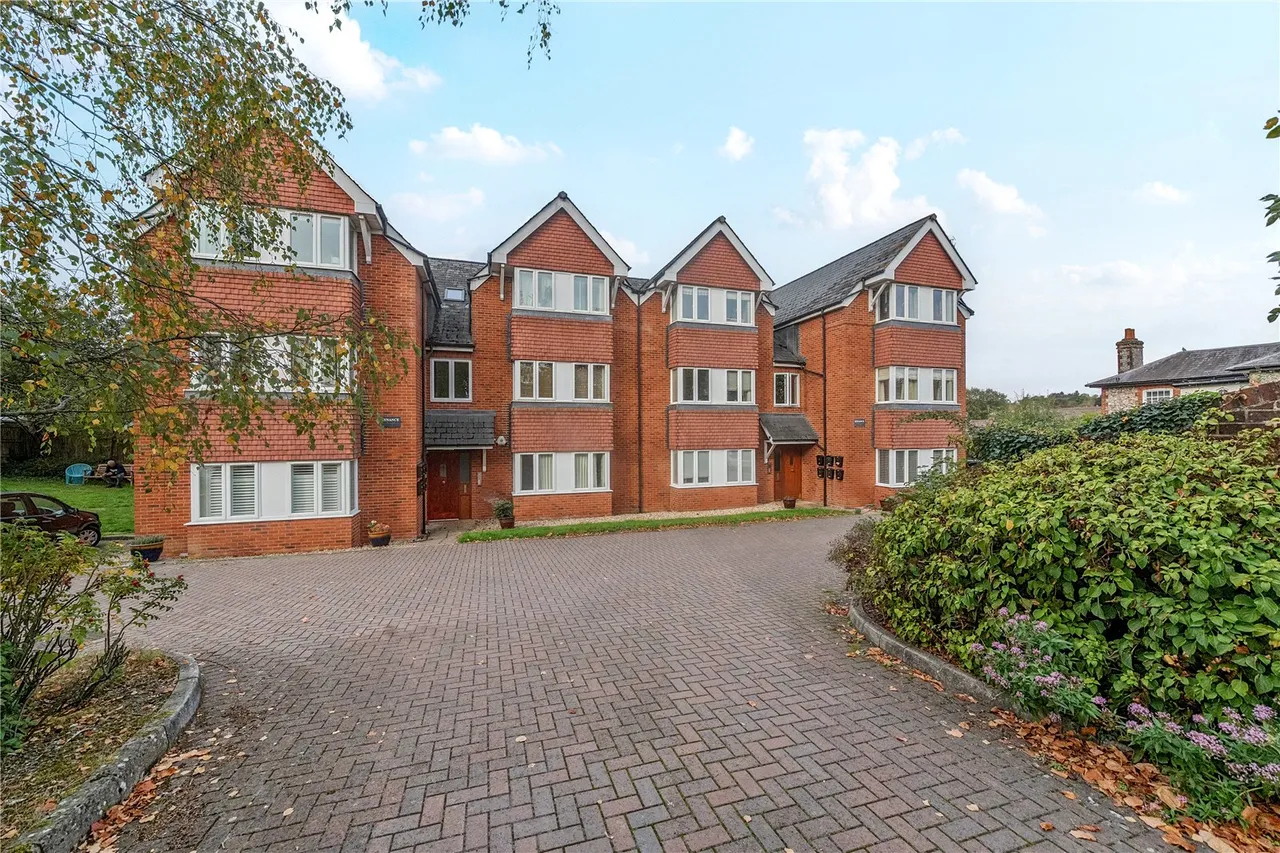 2 bed flat for sale, Salisbury Road, Marlborough, SN8