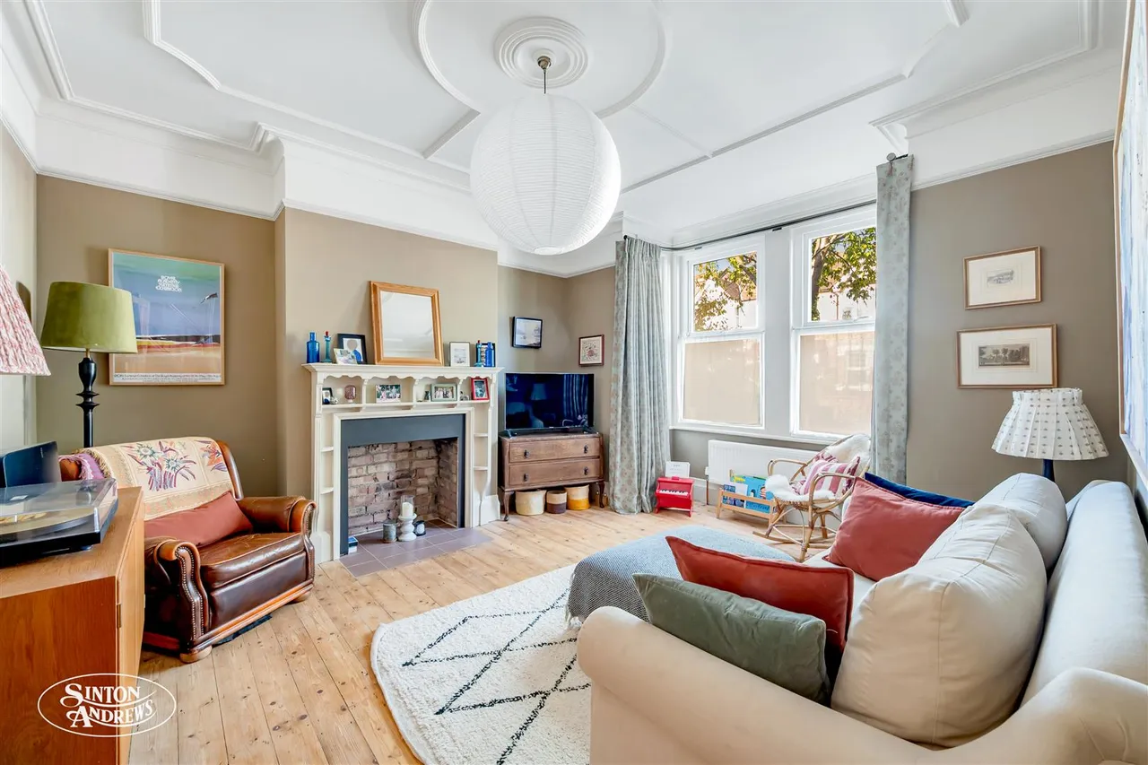 Woodstock Avenue, London, photo 2