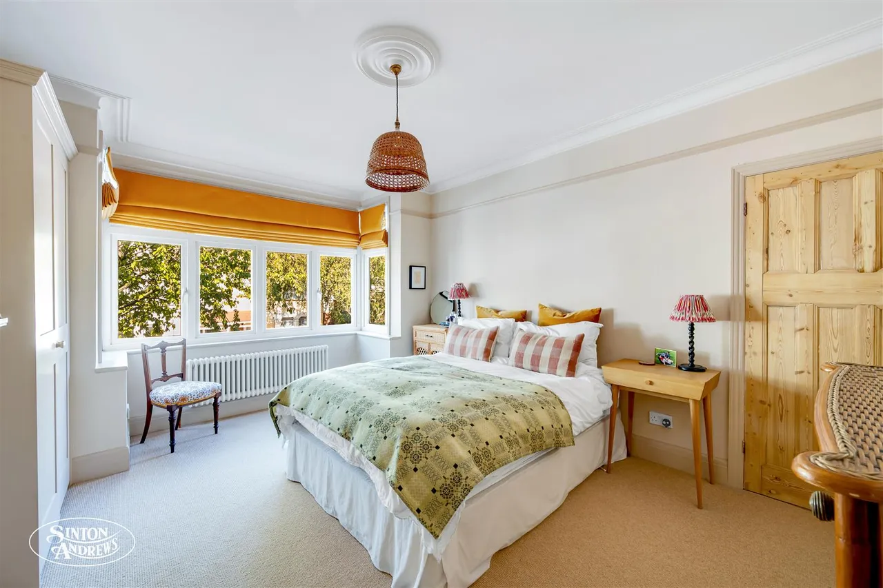 Woodstock Avenue, London, photo 9