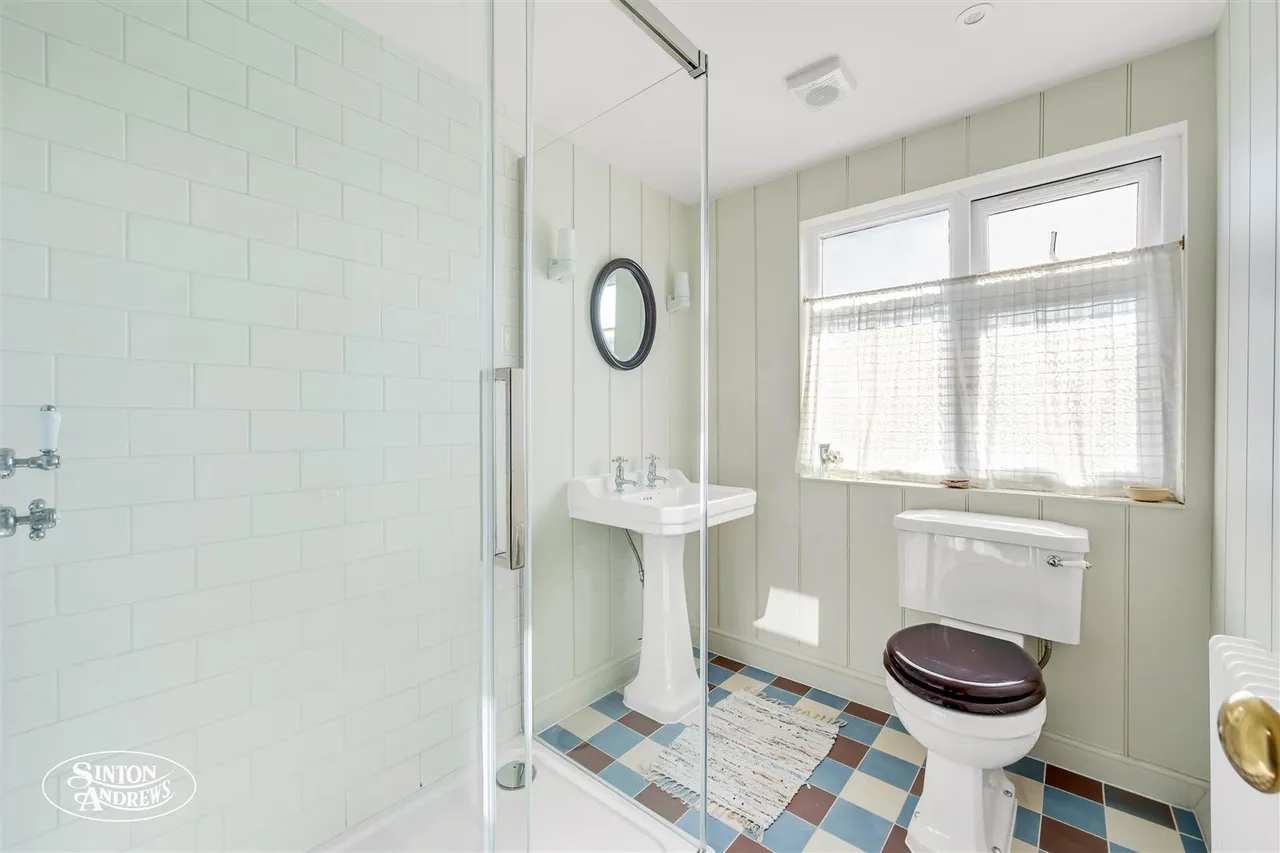 Woodstock Avenue, London, photo 14