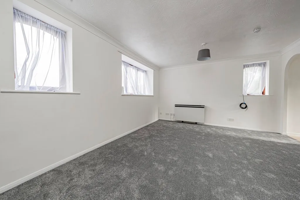 Studio flat for sale in Bullrush Grove, Uxbridge, photo 2