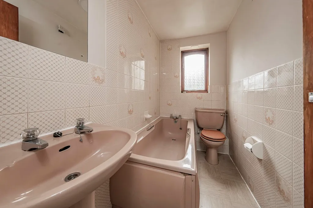Studio flat for sale in Bullrush Grove, Uxbridge, photo 15