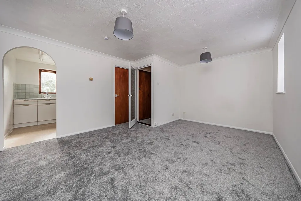 Studio flat for sale in Bullrush Grove, Uxbridge, photo 14