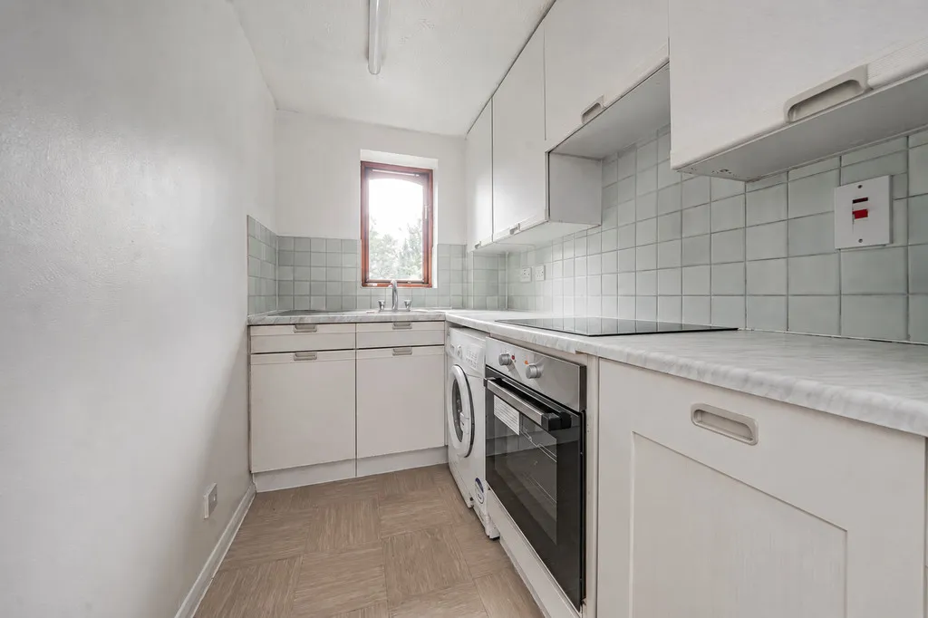 Studio flat for sale in Bullrush Grove, Uxbridge, photo 19
