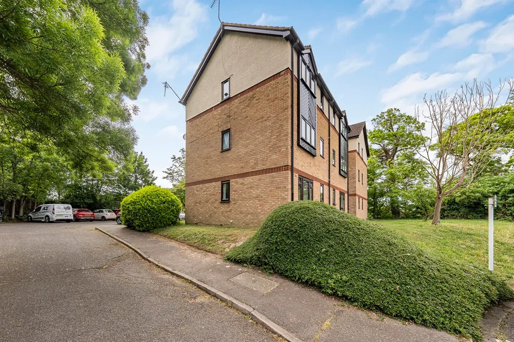 Studio flat for sale in Bullrush Grove, Uxbridge, photo 10