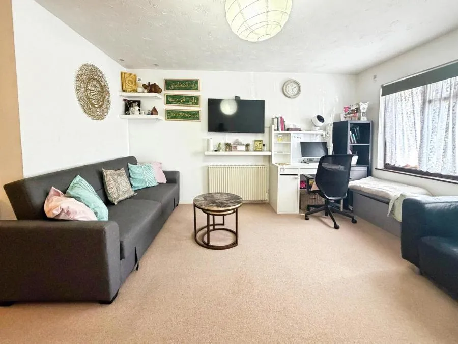 Hawthorne Crescent, West Drayton, UB7, photo 3