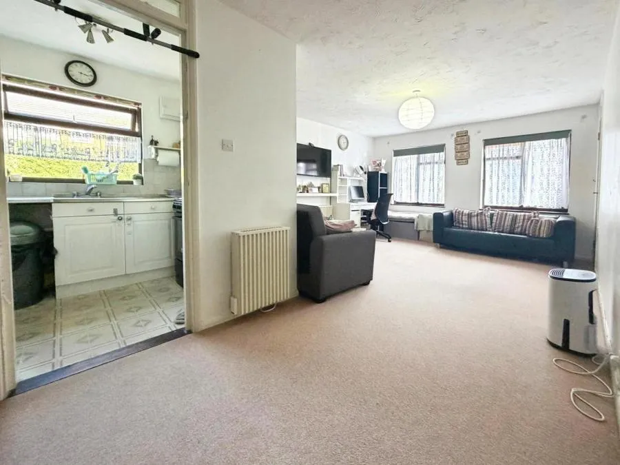 Hawthorne Crescent, West Drayton, UB7, photo 6